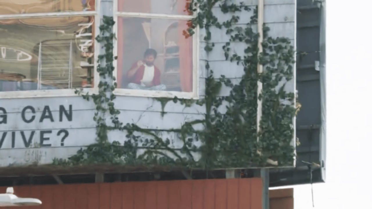 Netflix, The Last House için Sunset’te reklam panosuna gerçek “ev” kurdu